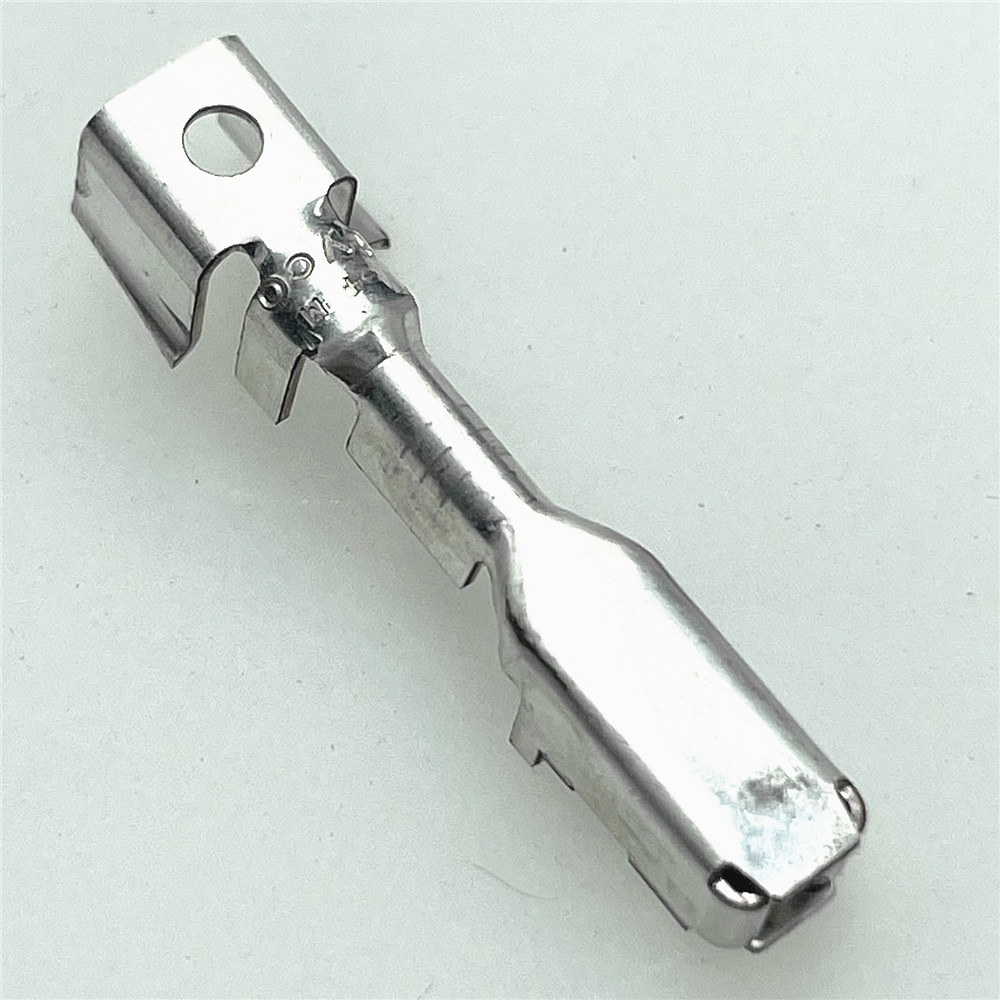 1813018-1 original plastic shell plug connector plug-in can be equipped with Terminal car wire