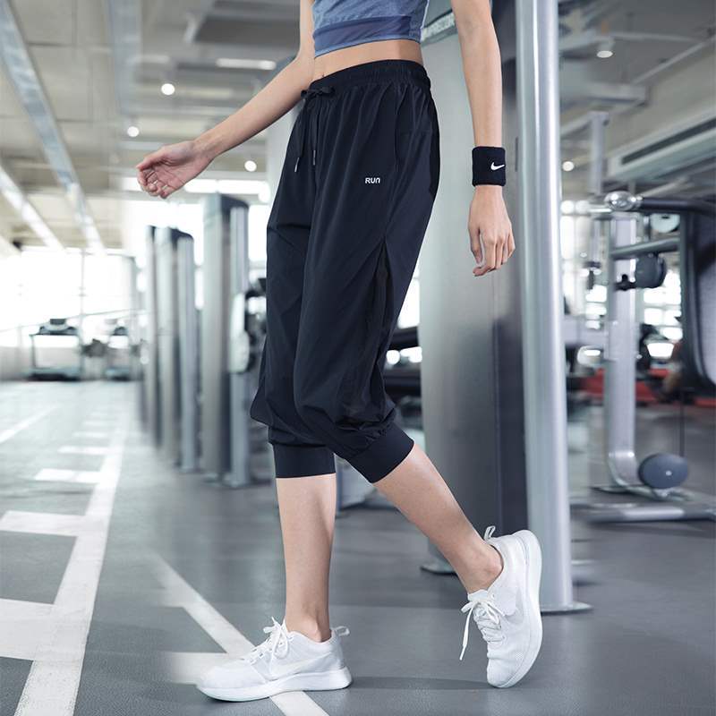 Plus Size Ice Silk Capri Pants for Women, Summer Thin Over-The-Knee Shorts, Loose Fit for Plus-Size Women, Breathable and Quick-Drying for Fitness and Sports
