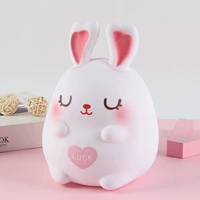 Желаю милого кролика белый