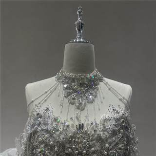 Bride's high-end wedding dress fishtail