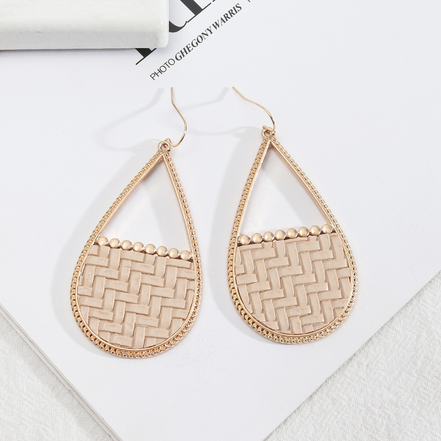 1 Pair Retro Triangle Water Droplets Leopard Pu Leather Alloy Hollow Out Women's Drop Earrings display picture 4