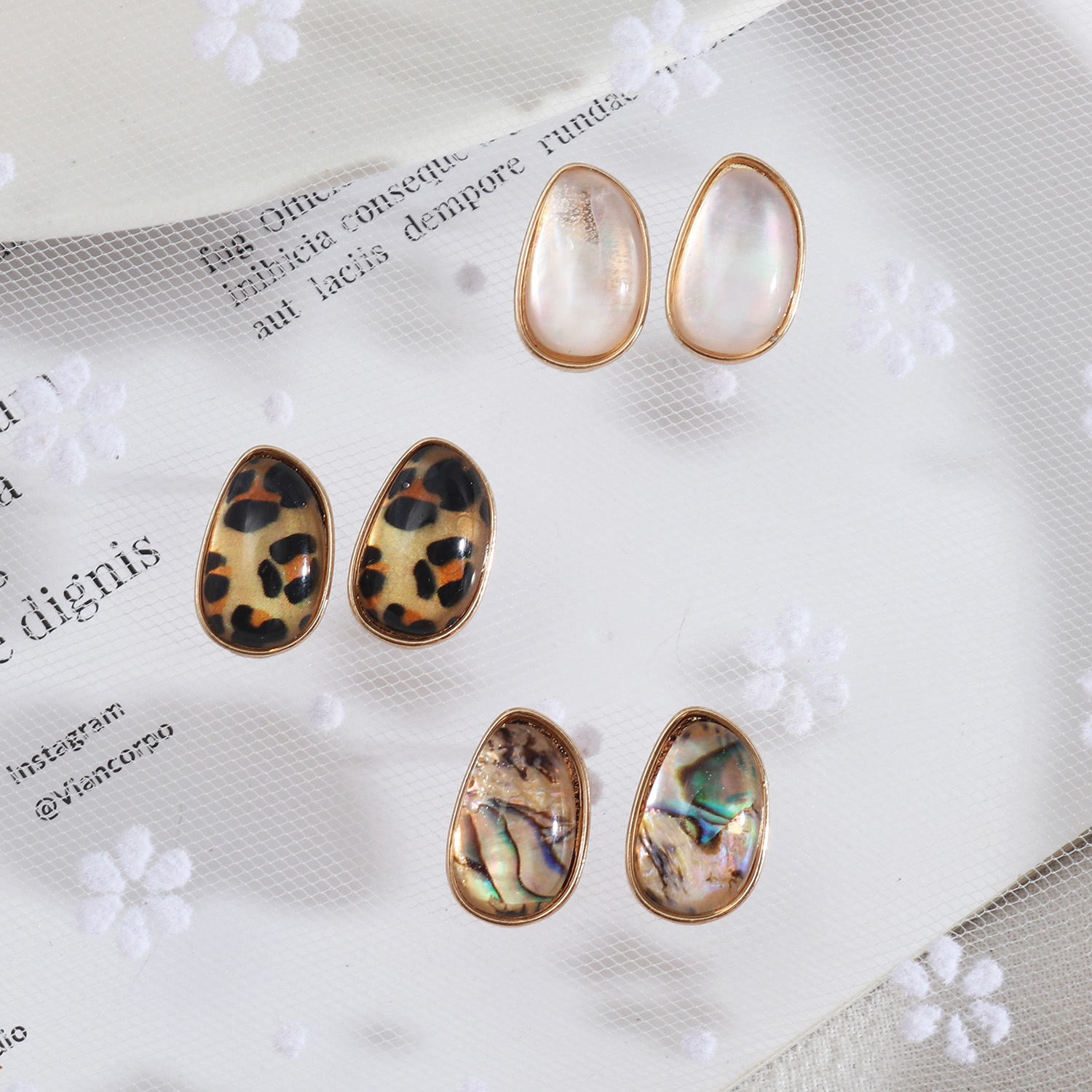 1 Pair Simple Style Oval Leopard Alloy Plating Inlay Shell Women's Ear Studs display picture 1