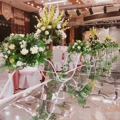 2020 new wedding props wedding stage arrangement ornaments decoration S-shaped golden wave wrought iron grid road introduction