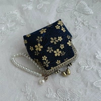 Темно-синяя цветочная композиция, согласно картинке