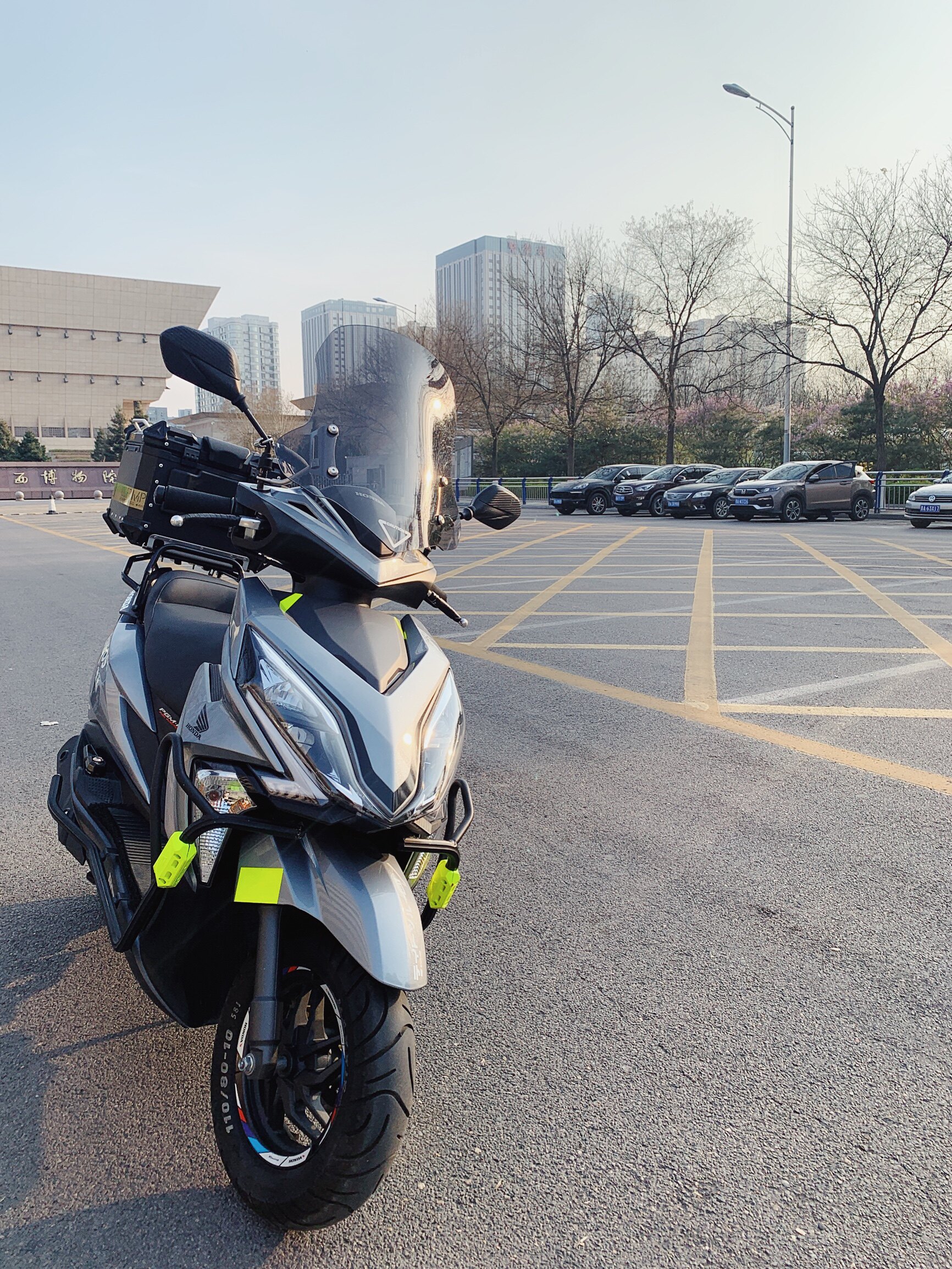 Suitable for Honda crack EX125 windshield DIO modified locomotive windshield NX125 windshield pedal new