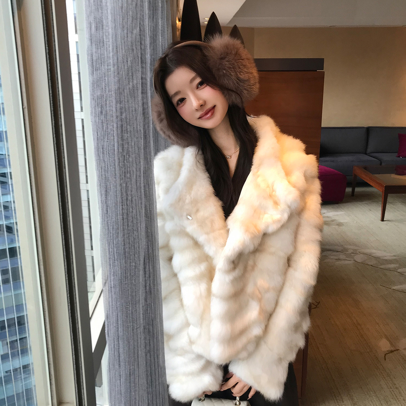 Cao Linlin 2026 Autumn/Winter New Rabbit Fur Coat for Women, Short Style, Slimming and Stylish, Real Fur Coat with Turn-Down Collar Cao Linlin 2026 Autumn/Winter New Rabbit Fur Coat for Women, Short Style, Slimming and Stylish, Real Fur Coat with Turn-Down Collar
