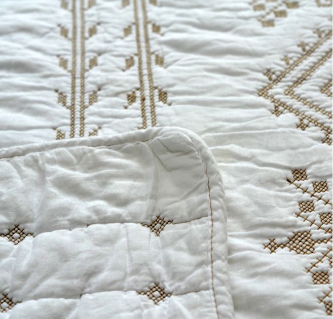 Xuất khẩu bông Châu Âu giường bìa trắng thêu quilting là ba mảnh bông điều hòa không khí là mùa hè mát mẻ giường đôi