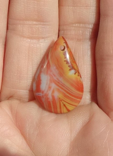 Liaoning Chaoyang natural fossil strange stone sightseeing stone warring states red onyx boutique item pendant 2572