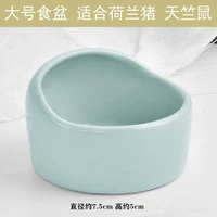 Голубая бассейн с большой ветровой шляпой