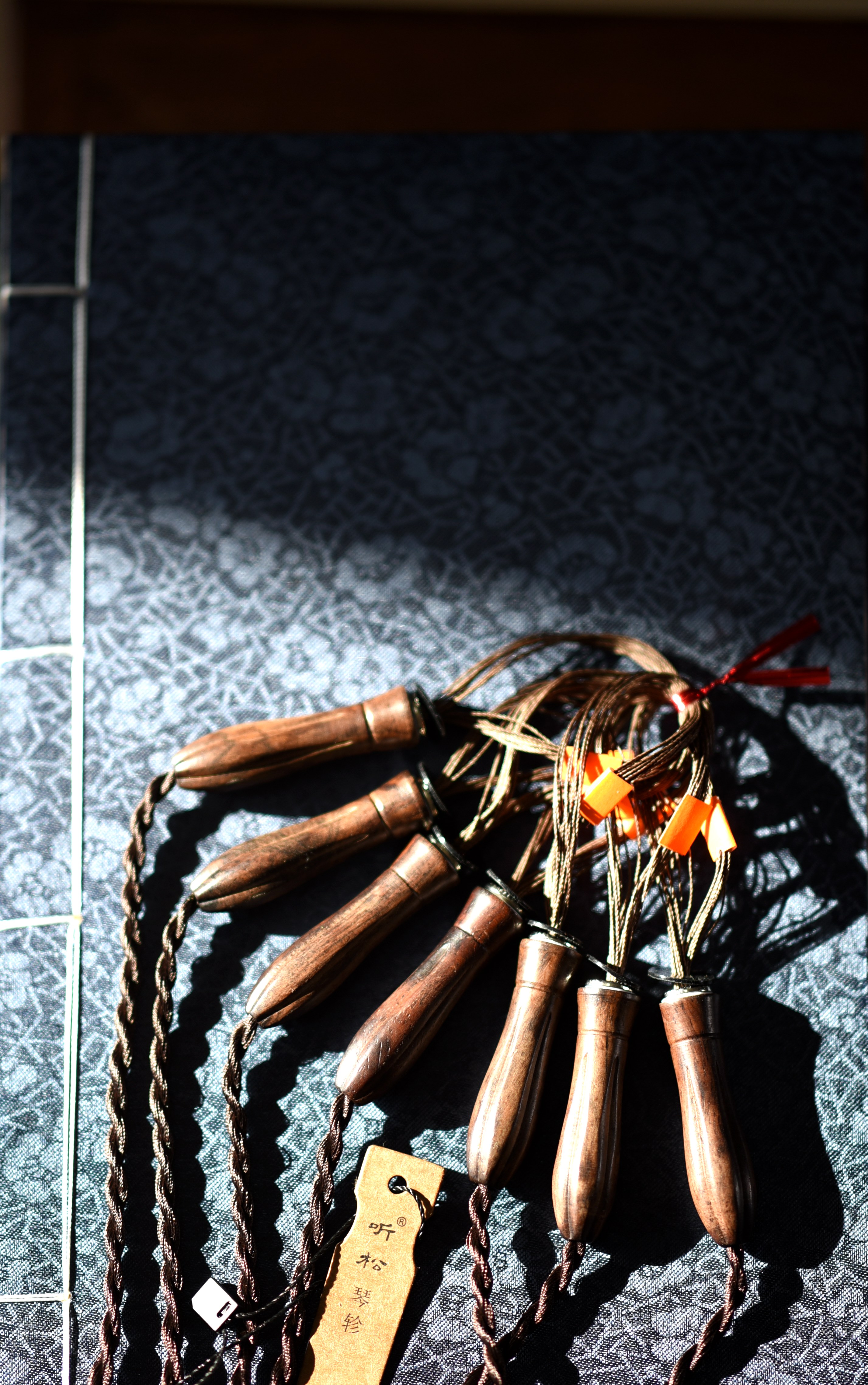 (Lihe Guqin Study Society)Mechanical Qin Jin easy to use without slipping Listen to pine wood Jin middleot ebony middleot red acid branches, etc