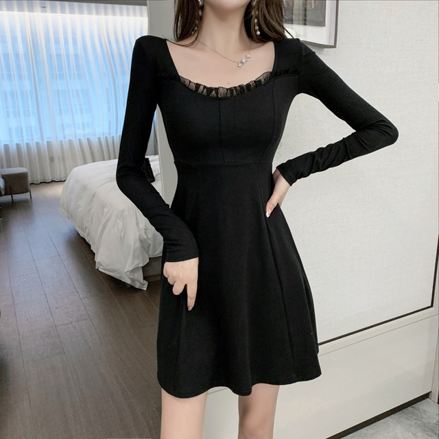 Sexy square-neck dress with exposed clavicle, slim waist and slimming temperament. Early autumn pure and sexy long-sleeved bottoming tight A-line skirt.