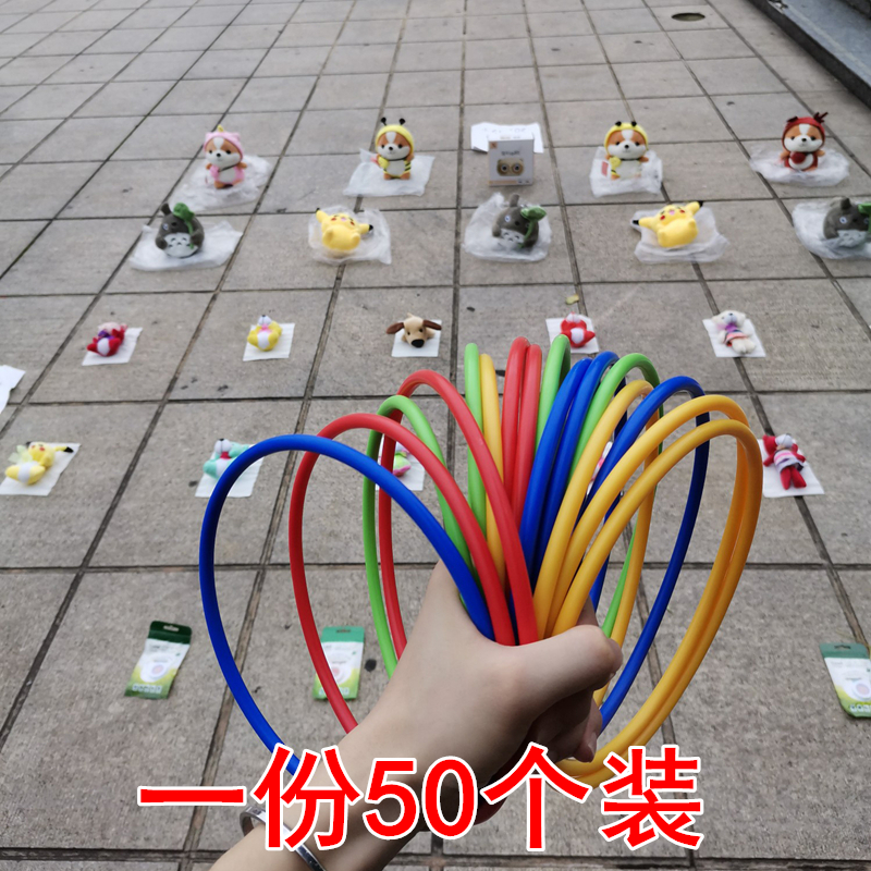 輪投げの子供用の屋台、小さなおもちゃの山、ゲームの飾り、小道具の供給、親子の交流、輪投げ