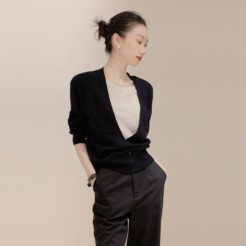 Umooie Versatile Commuter Knitwear with a Fake Two-Piece Design and Contrasting Colors, Containing Wool