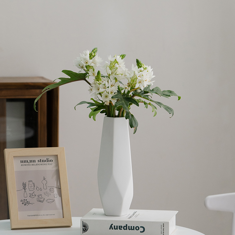 White Nordic Minimalist Vase, Modern Ceramic with a High-End Feel, Suitable for Dried Flowers, Living Room Dining Table, Flower Arrangement Decoration, Fresh Flower Vessel