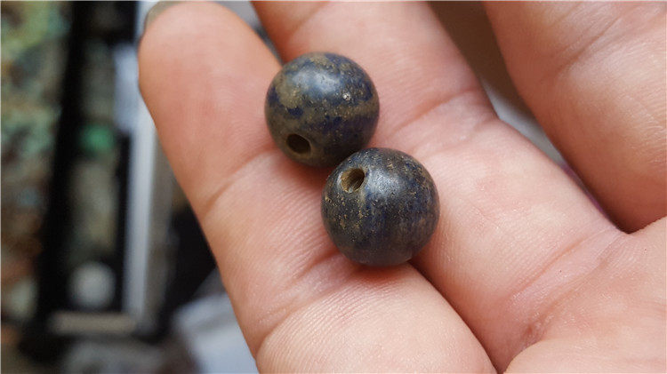 A pair of Liaojin old lapis lazuli beads 13mm bag old not old and white to send ancient beads and old beads to wear beads separated by beads and many treasures