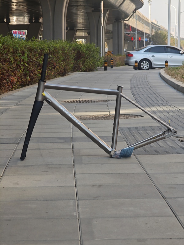 Hailing Titanium Alloy Road Bike Frame Hi-Light R9 Frame Disc Brake Thru-Axle Special-Shaped Tube