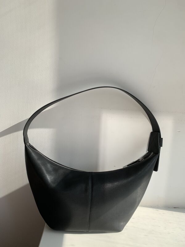 Yijia Xiaopu New Women's Bag Crescent Bag Leather Bag Crossbody Bag Underarm Bag Commuter Bag Autumn and Winter New Arrivals
