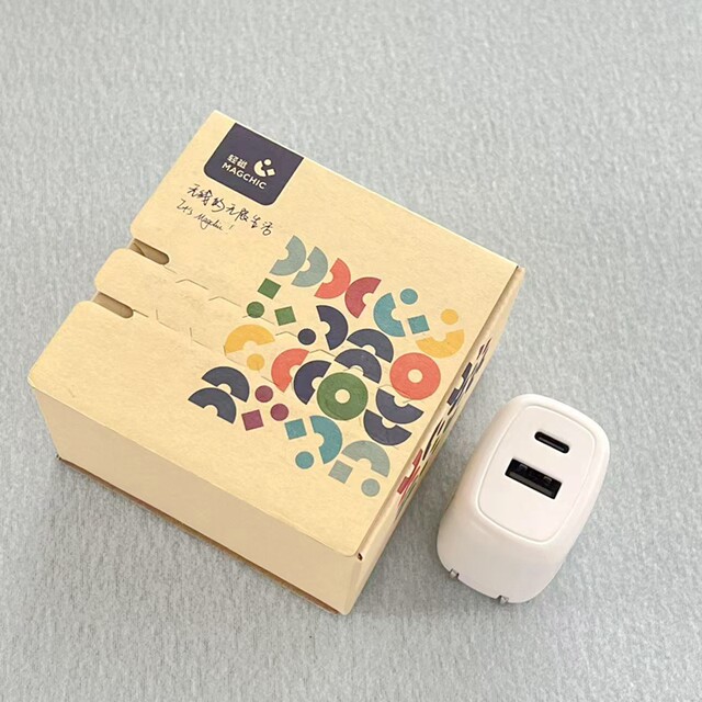 Magchic Light Magnetic Original Pd30W Gallium Nitride (Gan) Fast Charging Head 1A1C Dual-Port Charging Head Suitable for Apple 11 12 13 14 15 16 Xiaomi Samsung Huawei Mobile Phones and Tablets