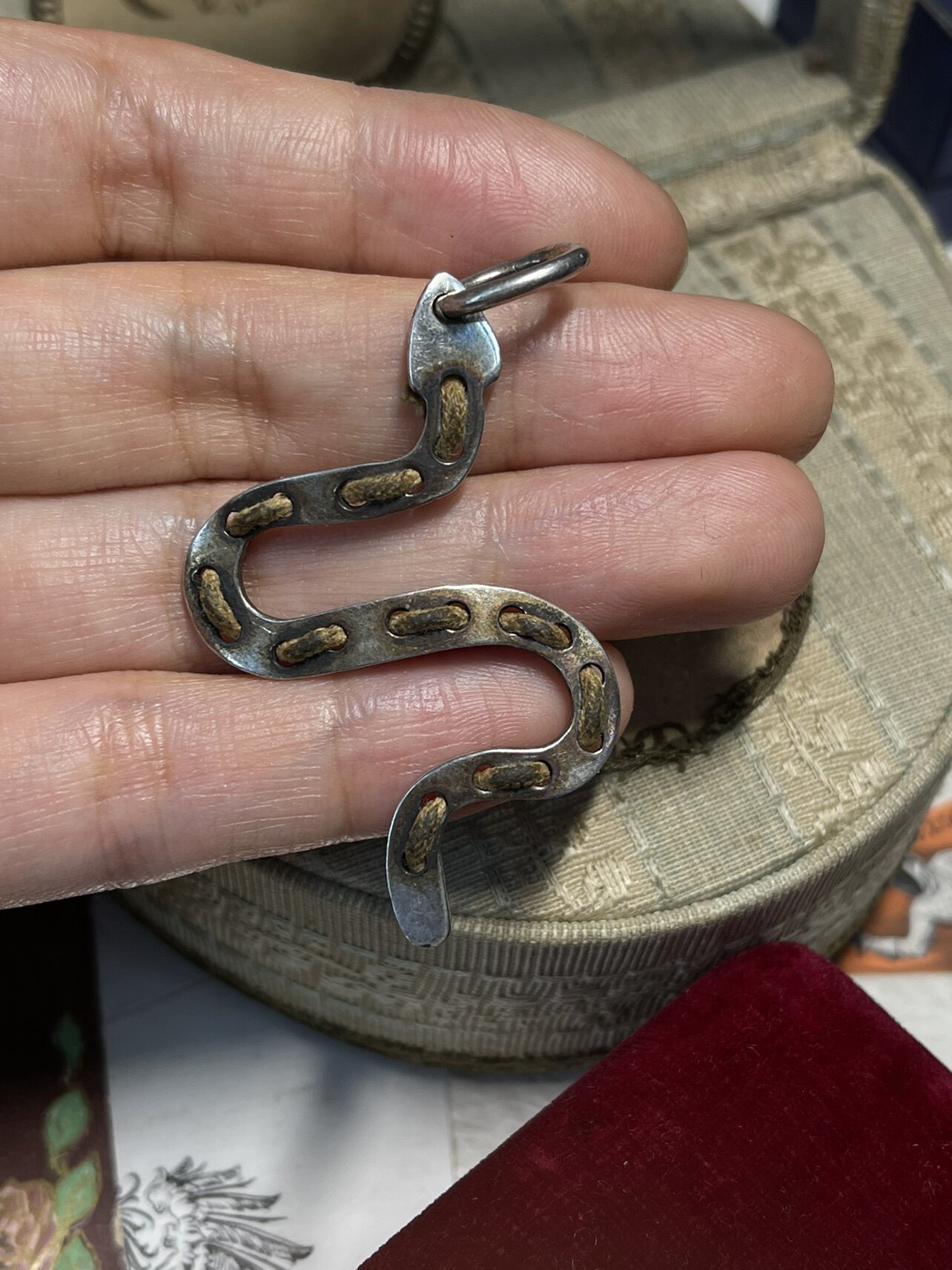 银饰吊坠 俏皮可爱的性感小蛇蛇通体925银吊坠 手工制作皮绳卡通银吊坠 Pasttimes