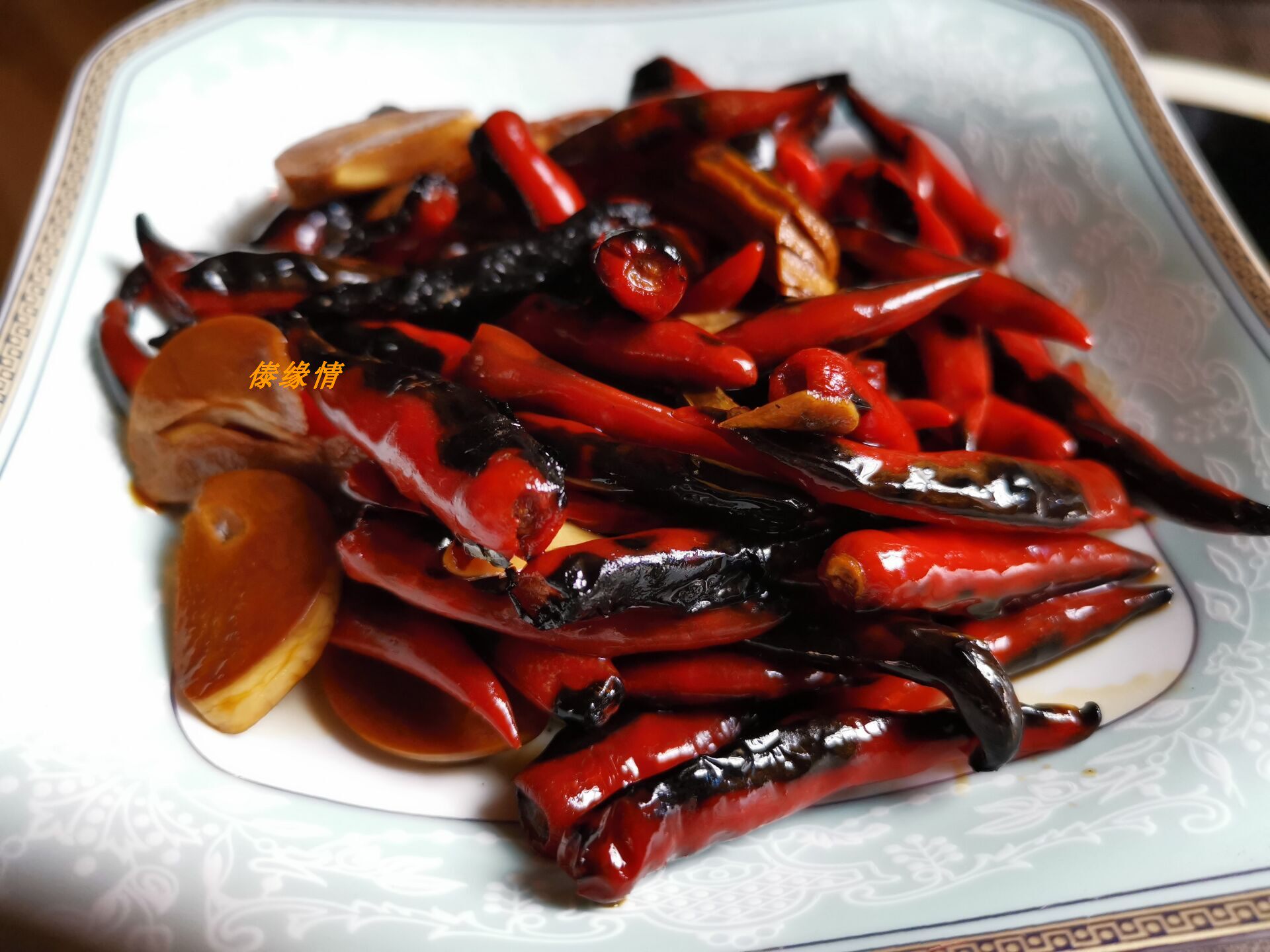 Set fire to millet spicy and hot pepper Deer macro production of hot chili hot chili peppers carbon baking rice spicy ginger garlic set on fire