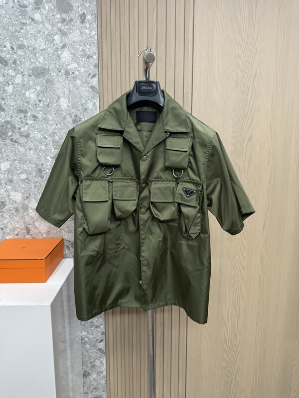 Prada Men's Short-Sleeved Jacket Nylon Tactical Workwear Windbreaker Short-Sleeved Shirt Jacket Fashionable and Luxurious Prada Men's Short-Sleeved Jacket Nylon Tactical Workwear Windbreaker Short-Sleeved Shirt Jacket Fashionable and Luxurious