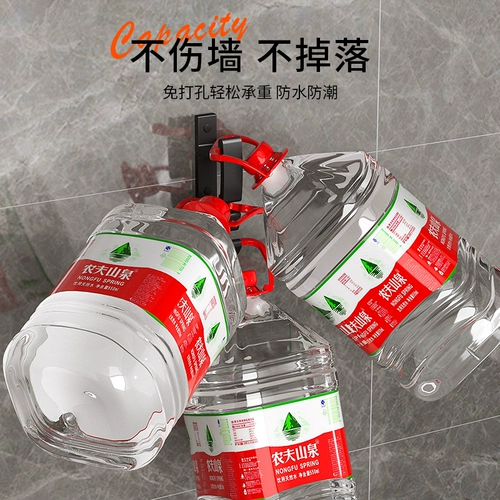 Полка ванной комнаты свободна от удара по ванной