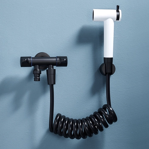 Туалетное спрей -аэрозольное оружие женская ванная комната в ванной комнате.