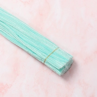 Горстка из 100 синих поворотных палочек на мелком озере