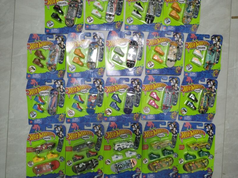 [Thumb Skate] (Updated on 2.25) Hot Wheels Skate Shoes Marvel, Etc. the Board and Cards Have Creases as Shown in the Picture