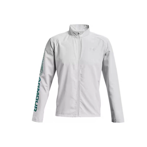 И дождевые мужчины, управляющие фитнесом быстро -наряжающейся водяной спортивной курткой 1369342