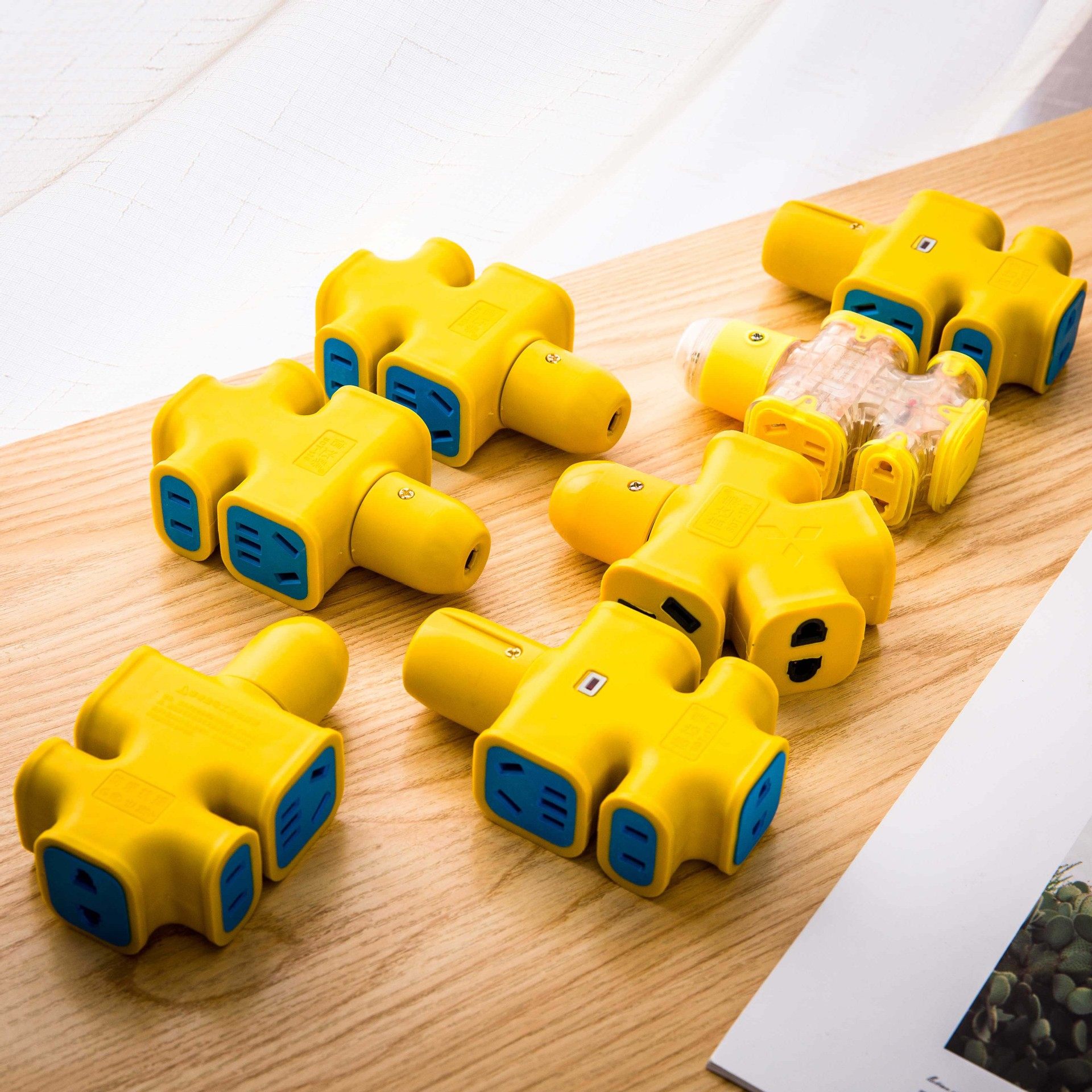 Xindatai anti-fall and anti-compression one-piece construction site socket plug-in board yellow wireless plug-in power extension cord one