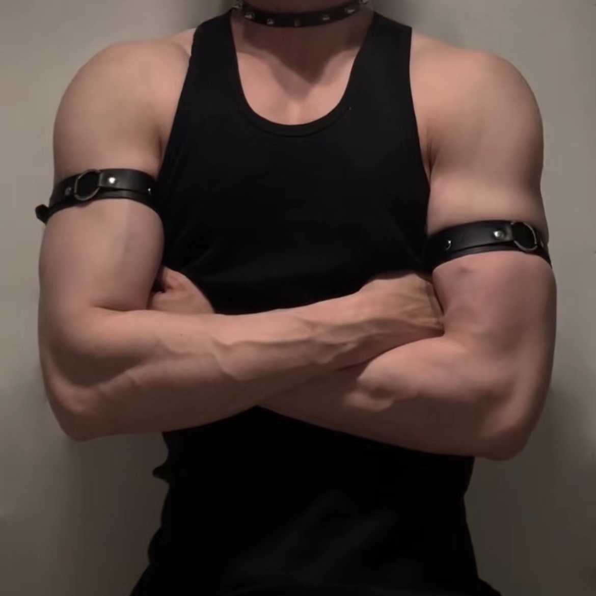 パンクアームリングアームストラップチェーンスポーツ学生アームストラップ男性と女性アームリングリングレザーバックル調整可能