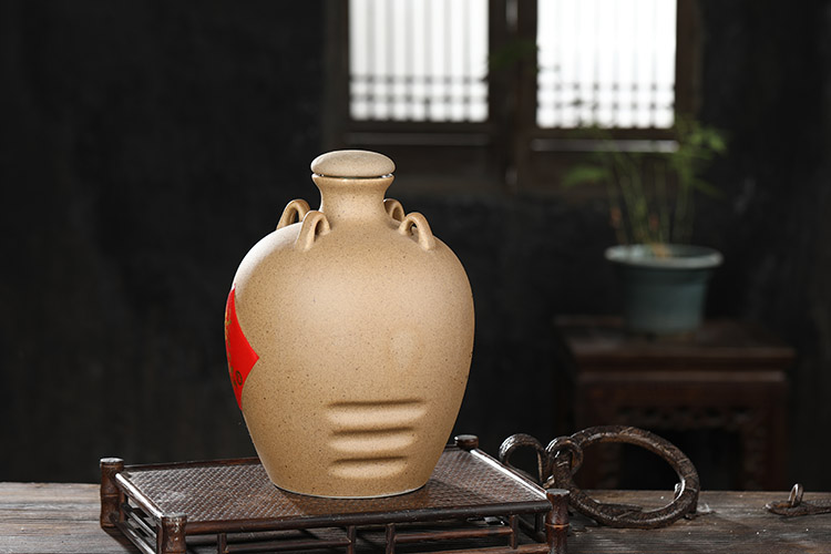 Jingdezhen ceramic seal bottle is empty bottles of 1 kg, 3 kg, 5 kg is equipped with four ear cover frosted jars retro hip flask