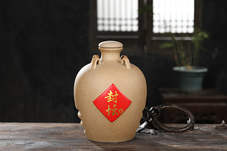 Jingdezhen ceramic seal bottle is empty bottles of 1 kg, 3 kg, 5 kg is equipped with four ear cover frosted jars retro hip flask