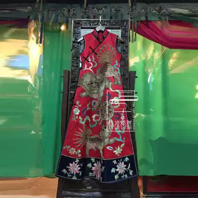 Cloud decoration totem original design women's robe Western dress Republic of China old embroidered lion rolling hydrangea contrast V-neck robe