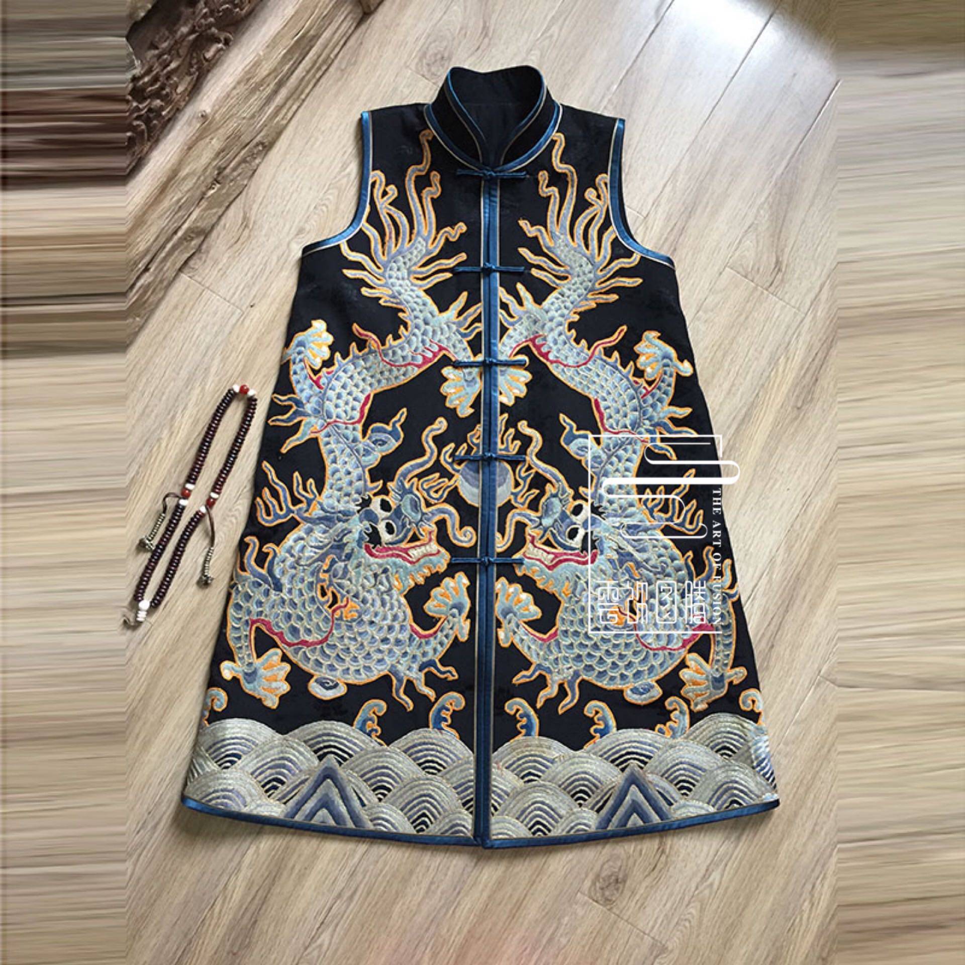 Cloud decoration totem original women's top horse clip old embroidery hand embroidery Double Dragon retro Chinese stand-up collar placket waistcoat