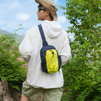 Epsin men's outdoor contrast color lightweight chest bag