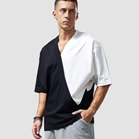 Черно-белый, немного великоват, рекомендуется заказывать на размер меньше.