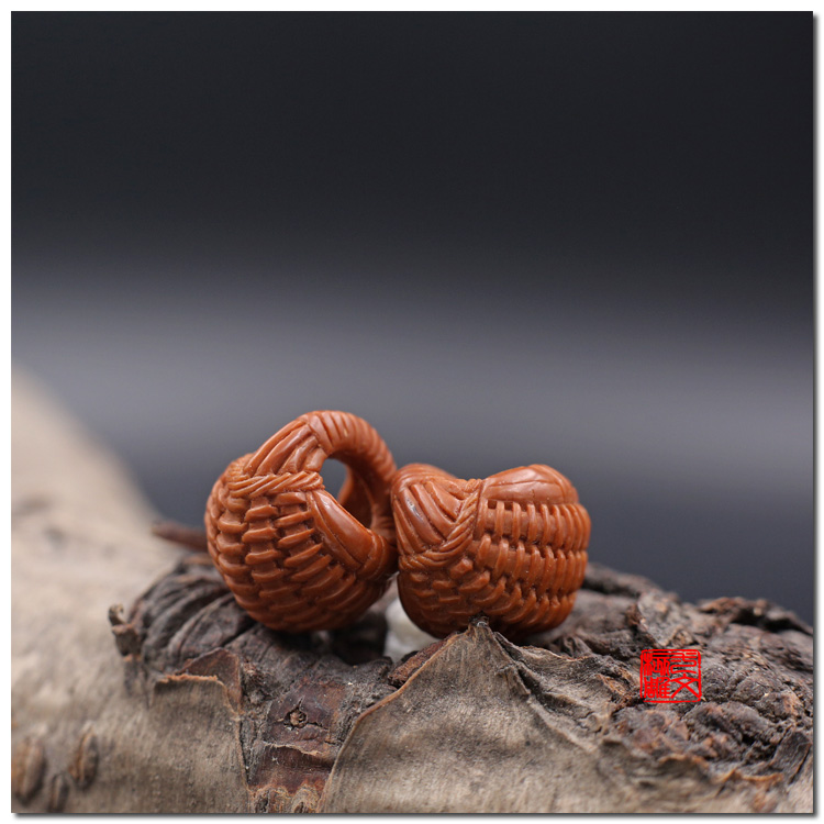 Peach core carving boutique peach basket wild Qinling dragon pattern peach hu pure hand carved small basket bamboo basket fine woven basket