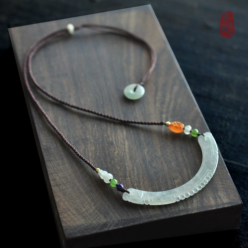 «Малыш» Shuanglong Guard Dragon Bend Note Jade Jade Natural Cargo Emerald Culd Ab056
