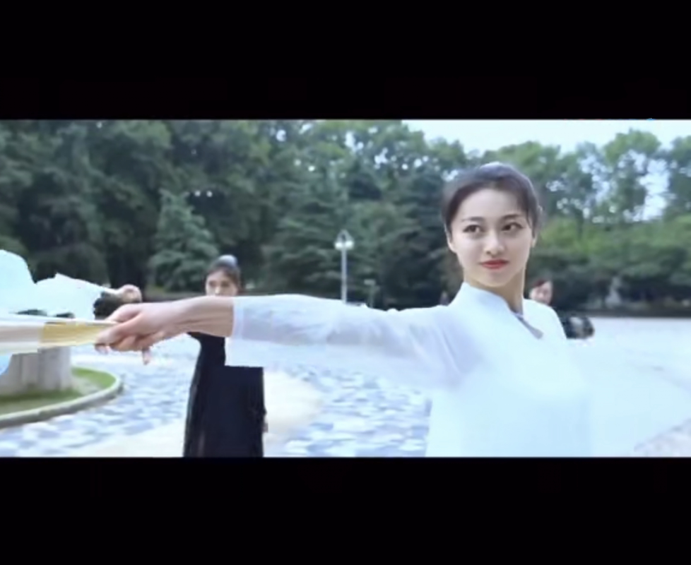 The dance of the Left Finger Moon is a detailed breakdown of teaching course for classical dance film