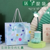 Детские творческие выпускные выпускные ученики Маленькие подарки Учащиеся начальной школы изучают призы и практические занятия по обмену мальчиками подарком подарков