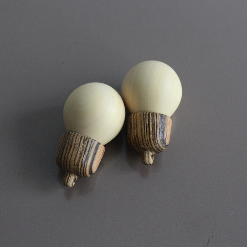 Solid wood light bulb unscrew pendant key chain sweater chain creative gift portable aromatherapy essential oil bottle diffuser wood