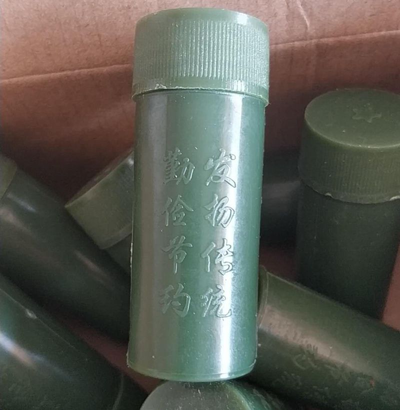 Old fashioned army green needle wire cylinder portable needle wire cylinder home supplies