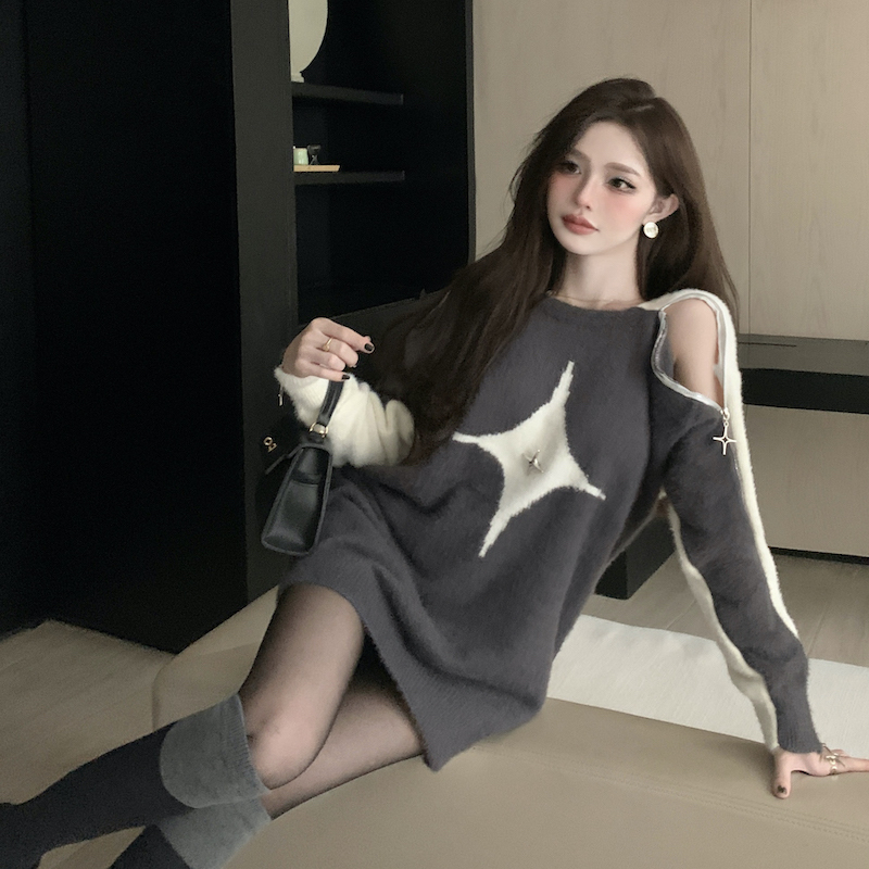 Color-Blocked Zip-Up Off-Shoulder Sweater for Women, Autumn and Winter Mid-Length Style, Paired with Barbie Shark Pants, Bottomless Knit Top Color-Blocked Zip-Up Off-Shoulder Sweater for Women, Autumn and Winter Mid-Length Style, Paired with Barbie Shark Pants, Bottomless Knit Top