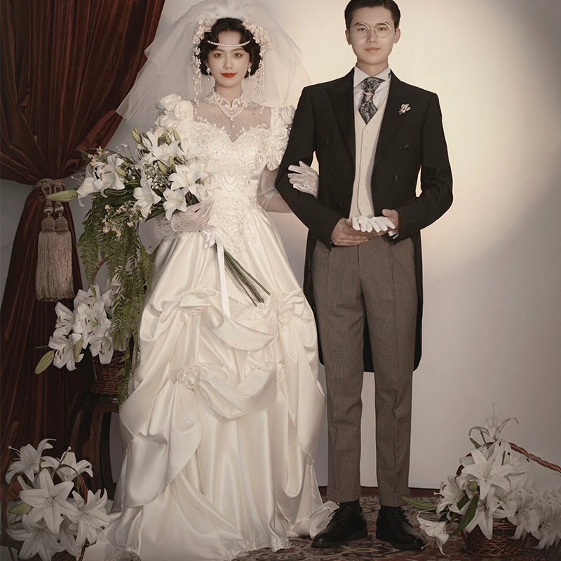 Photo Studio Themed Wedding Photography Couple Photos Retro Style Nostalgic Wedding Hong Kong Style Lace Puff Sleeve Trailing Dress Photo Studio Themed Wedding Photography Couple Photos Retro Style Nostalgic Wedding Hong Kong Style Lace Puff Sleeve Trailing Dress