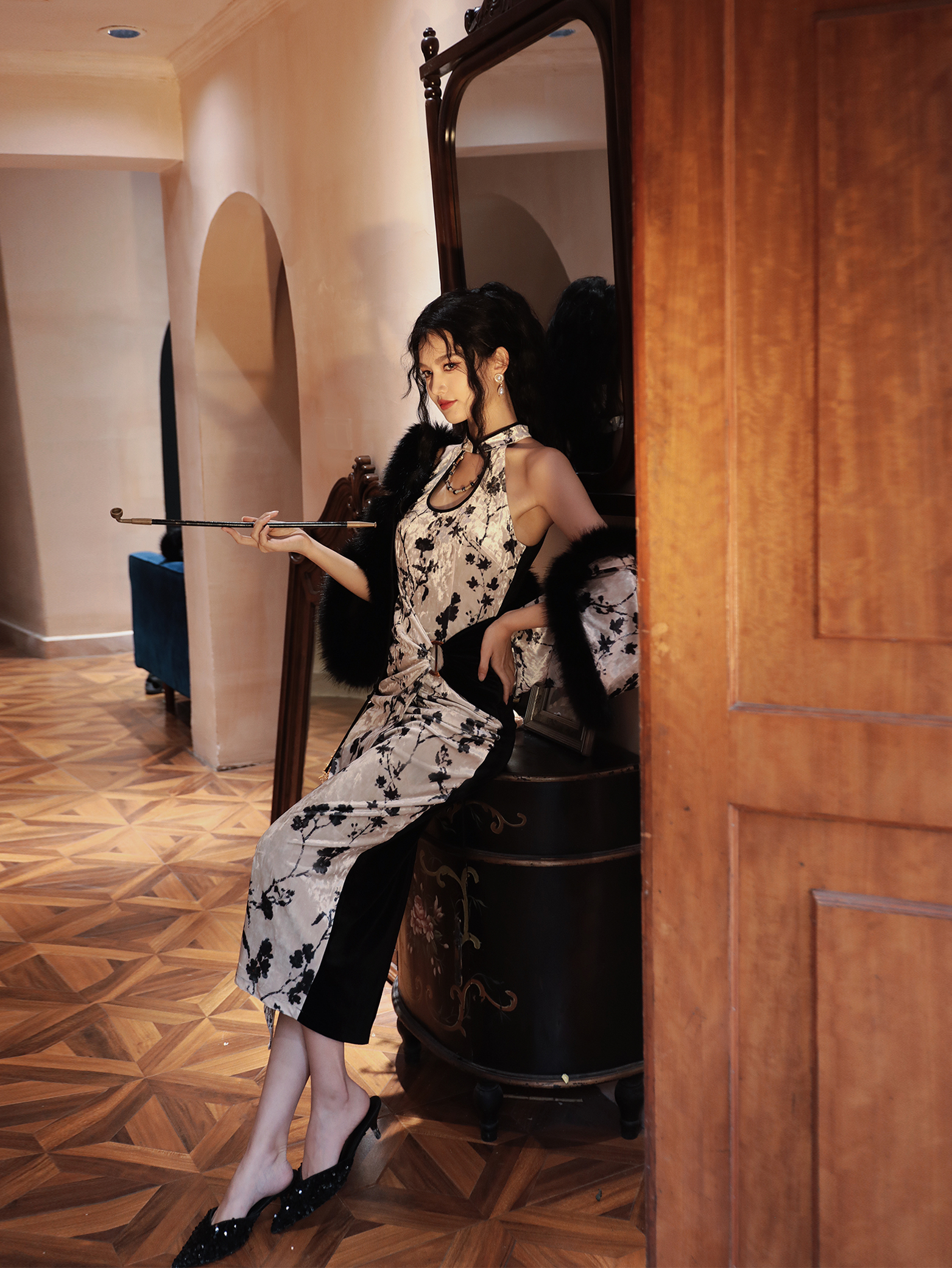 2025年秋款高端安可拉红改良旗袍：为优雅女性量身定制