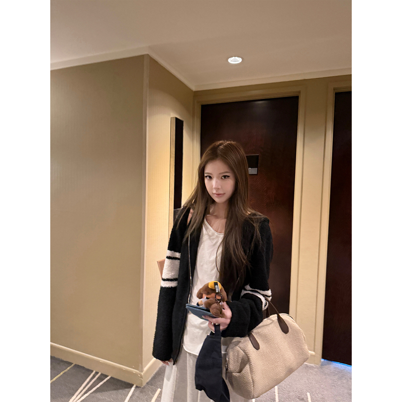 Eewen La Mode Autumn and Winter Soft and Warm Color-Blocked Sleeve Striped Looped Knit Cardigan Eewen La Mode Autumn and Winter Soft and Warm Color-Blocked Sleeve Striped Looped Knit Cardigan