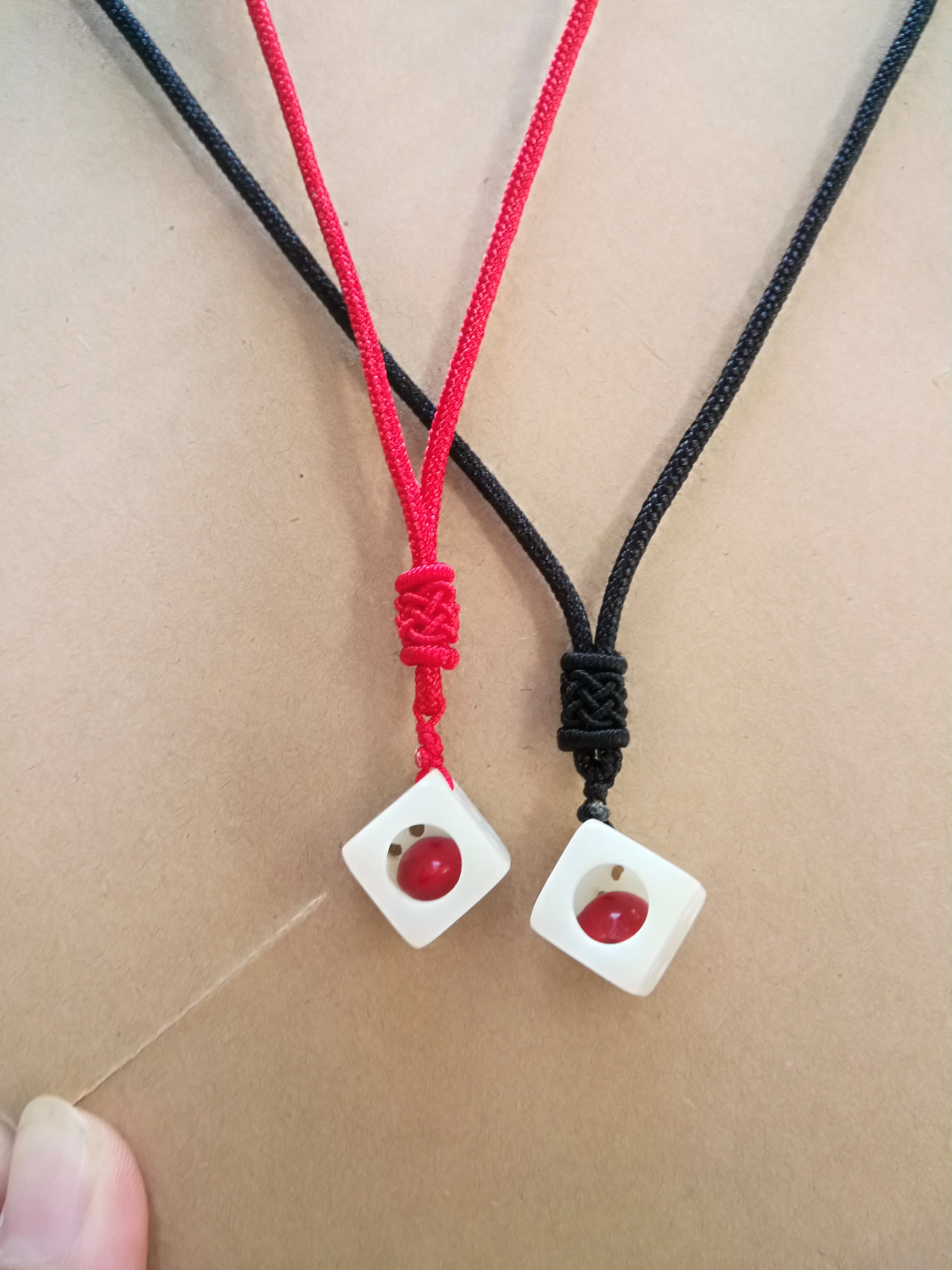 Linglong dice An red bean into the bone, Acacia, I don't know the couple's hands, beans, dice, red ropes, men and women gifts