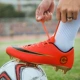Mới mạ vàng đáy giày bóng đá móng tay dài AG nail nhân tạo sân cỏ chống trượt chân nam và nữ sinh viên màu đỏ và đen - Giày bóng đá